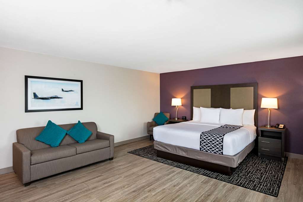 La Quinta Inn & Suites by Wyndham Las Vegas Nellis - photo 23