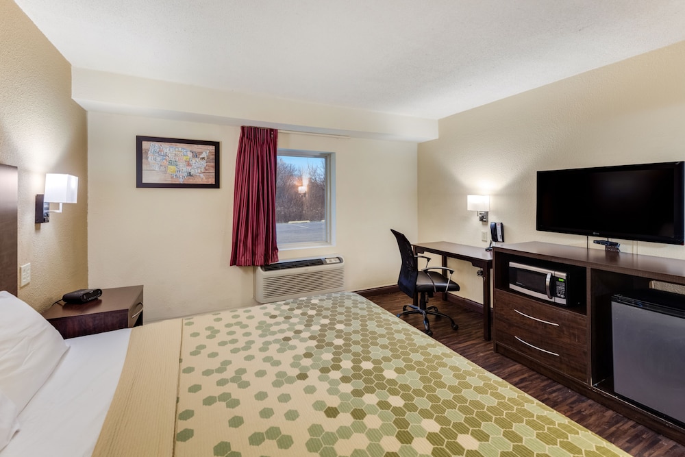 Econo Lodge Inn And Suites - photo 11