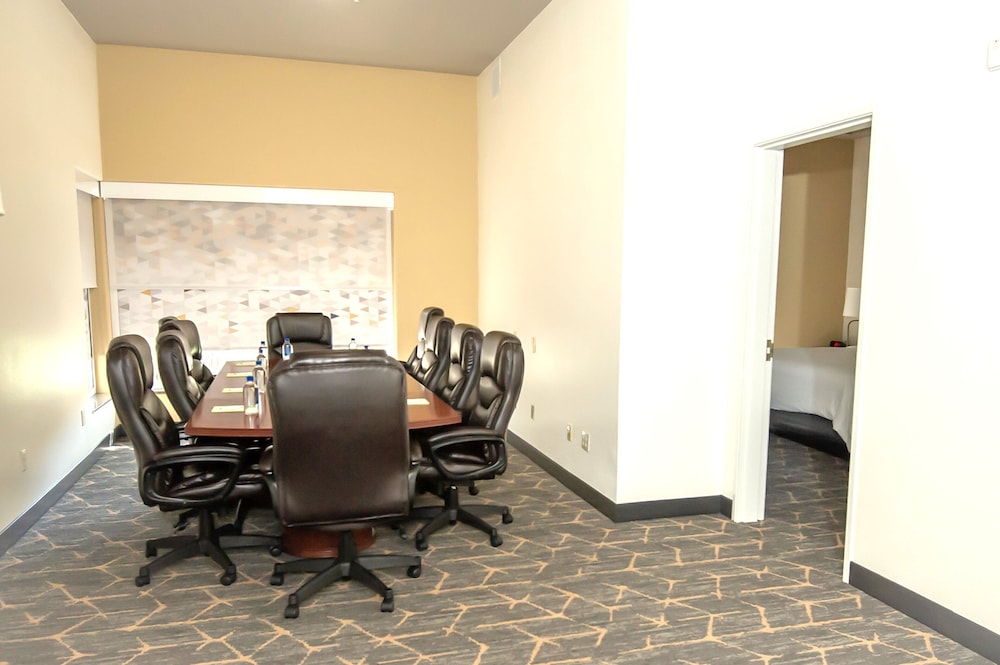 Holiday Inn & Suites Oakland Airport by IHG - photo 9