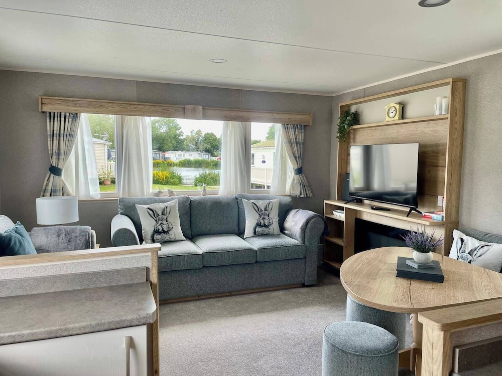Gorgeous 2 Bed Caravan in South Cerney in Cirencester, United Kingdom