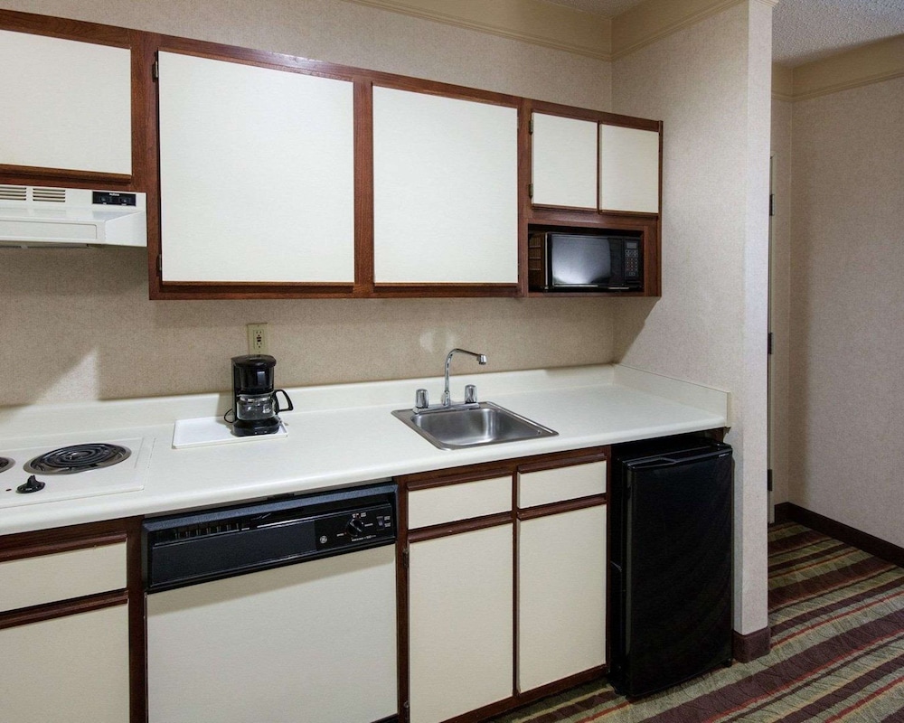 Comfort Suites Parkersburg South - photo 33