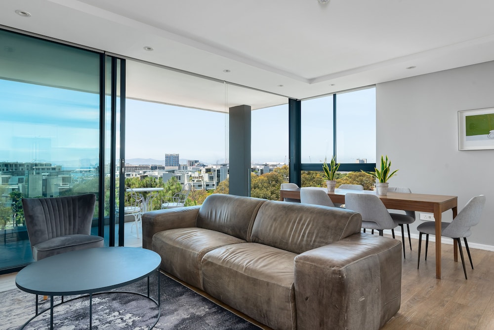 Warwick 501 — 4-Star Luxury Hotel in Cape Town, South Africa