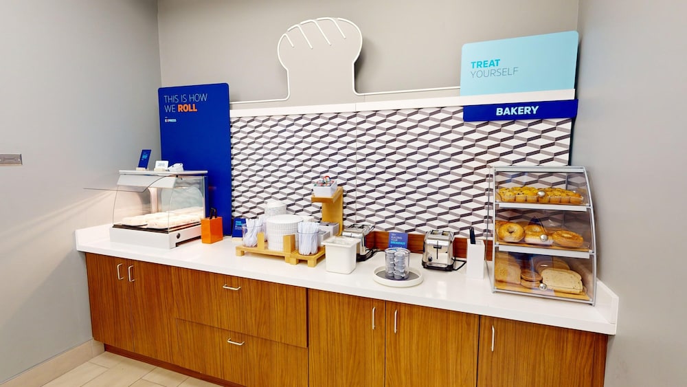 Holiday Inn Express & Suites Chicago Schaumburg an IHG Hotel - photo 60