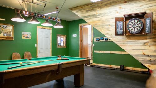 Hot tub Pool Table Rv Parking in Mount Hood Village, United States