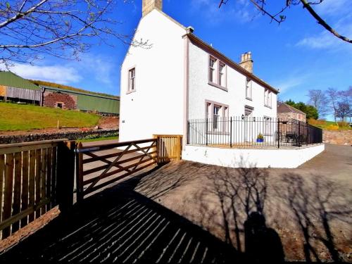 Balmeadowside Farmhouse with Hot Tub — 4-Star Luxury Hotel in Cupar, United Kingdom