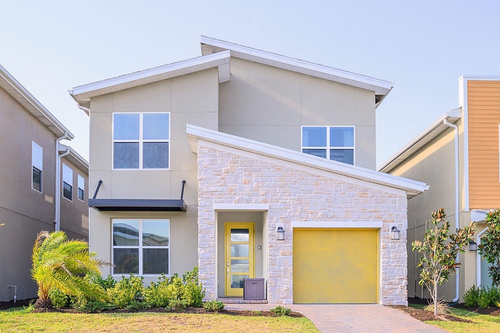 Bright & Airy 5BR Resort Home with Pool - photo 6