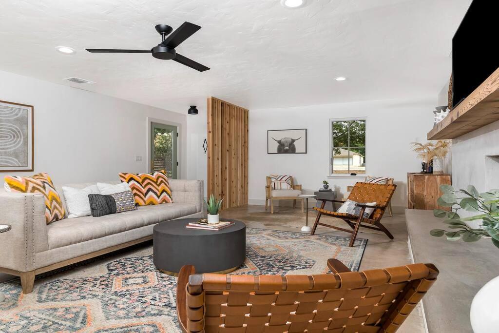 Cava House Hot tub Cowboy Pool Fire pit — 4-Star Luxury Hotel in Fredericksburg, United States