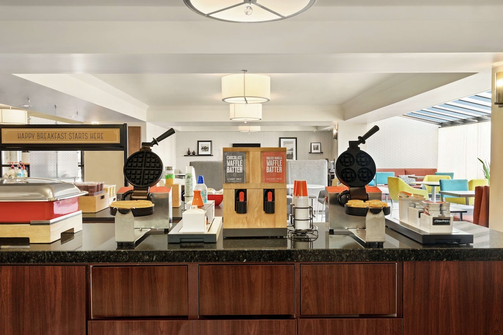 Hampton Inn Portland Airport - photo 21