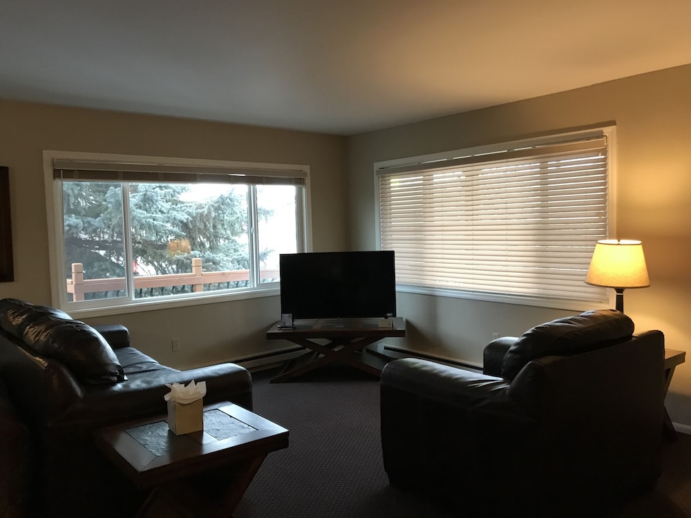 Lakeshore Inn & Suites - photo 29
