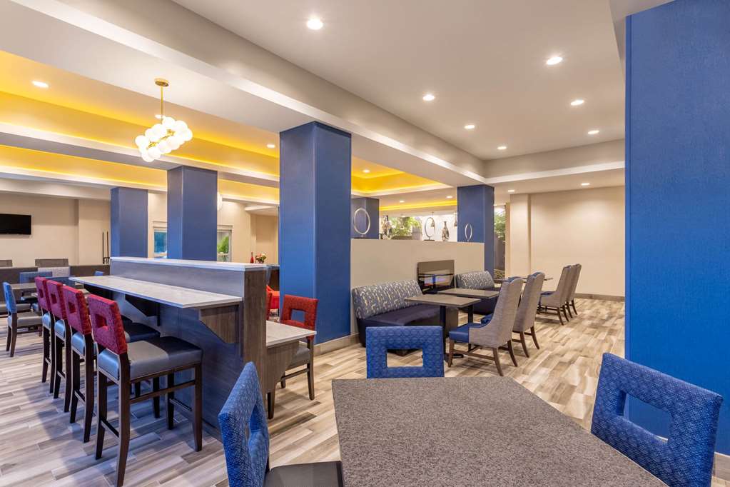 La Quinta Inn & Suites by Wyndham Bloomington - photo 11