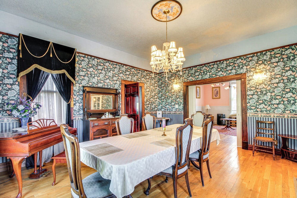 1 Mi to Downtown Abq: Historic Manor w Patio