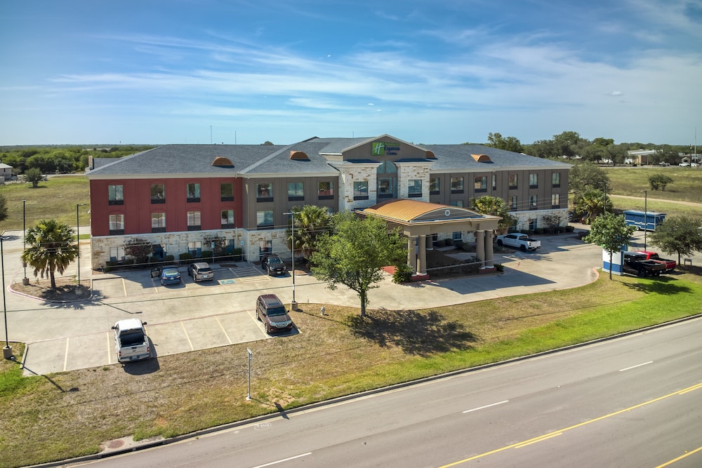 Holiday Inn Express Suites Beeville by IHG - photo 51