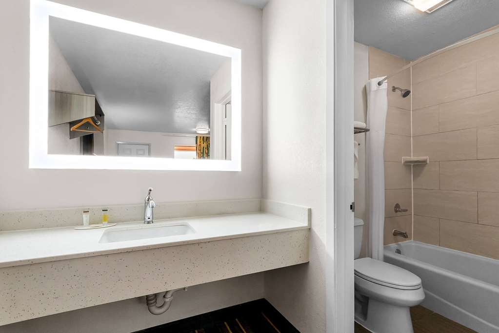 Super 8 by Wyndham Pleasanton - photo 28
