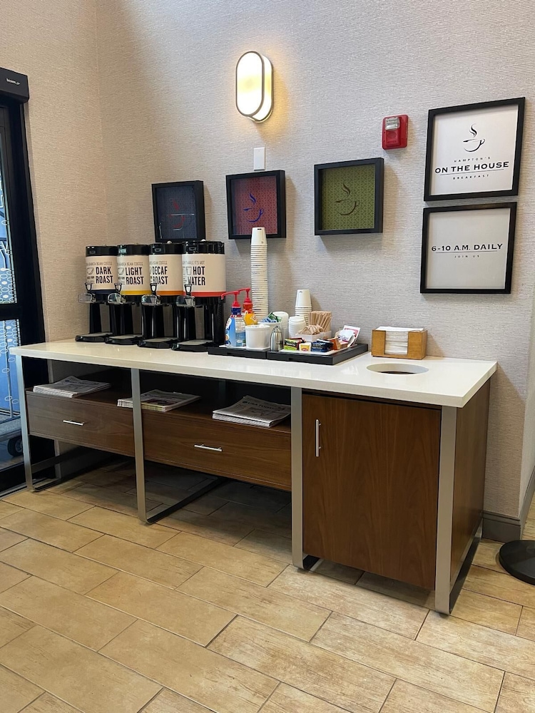 Hampton Inn Brattleboro - photo 18