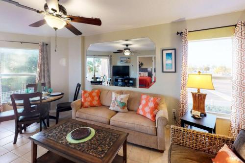 206 Surf Beach Resort - last minute hotel in Saint Pete Beach