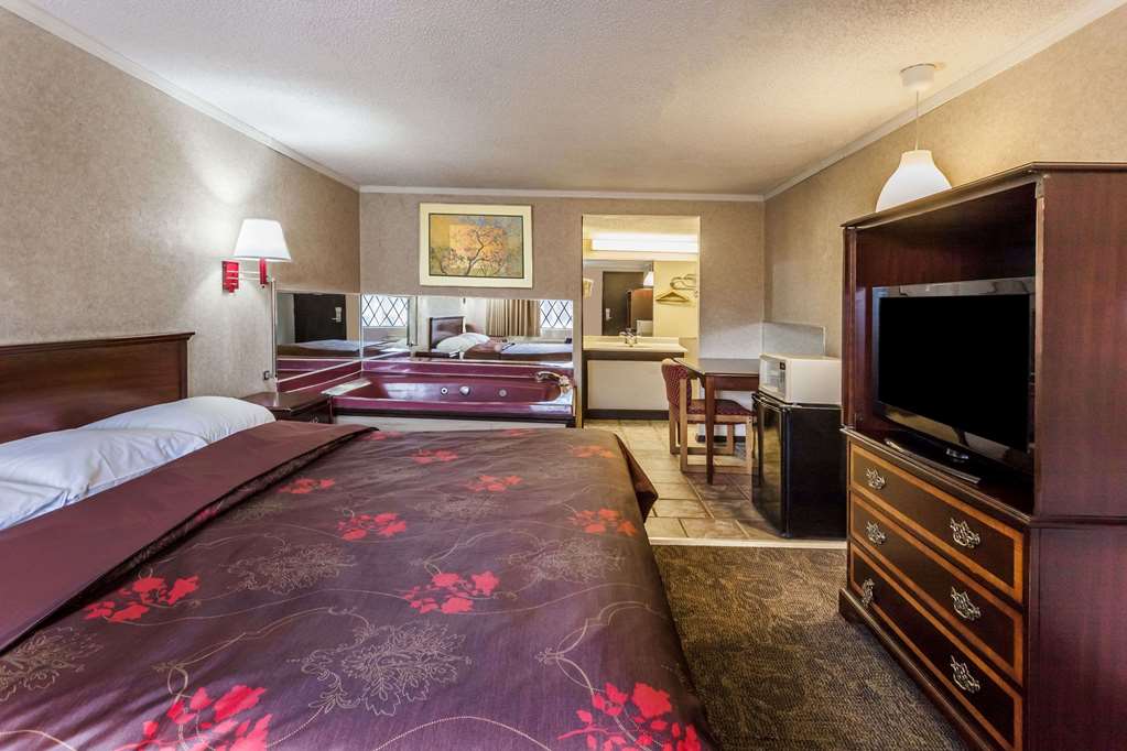 Knights Inn Farmington Hill - photo 10