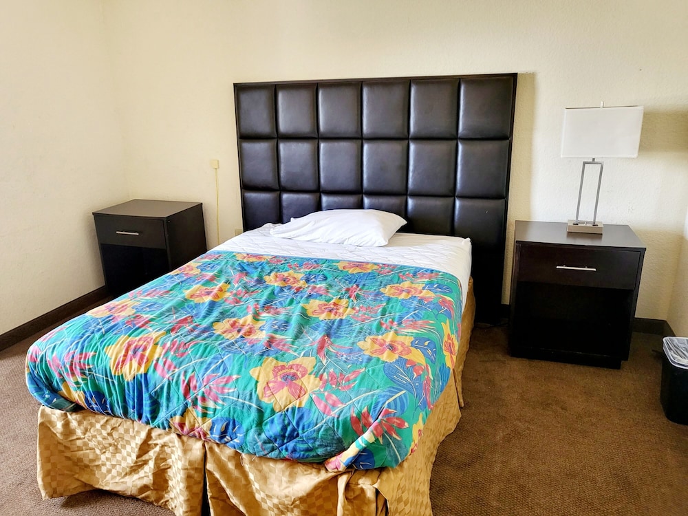 Metro Inn & Suites - photo 9