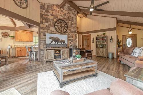 Whitney Manor - last minute hotel in Big Bear City