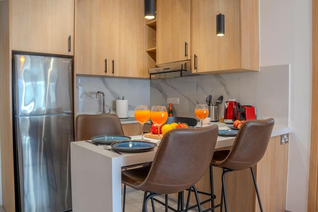 Beautiful One Bedroom Apartment 186 Meters to Beach Central Location Next to Cafes & Bars