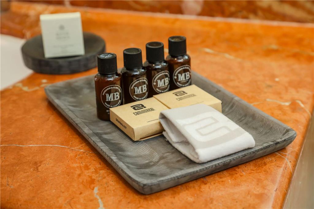 Deluxe bathroom amenities