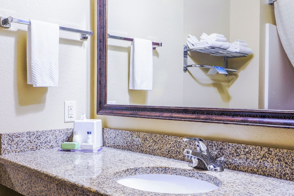 Evansville Inn & Suites By OYO - photo 31