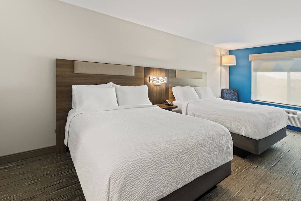 Holiday Inn Express and Suites Fairmont by IHG - photo 22