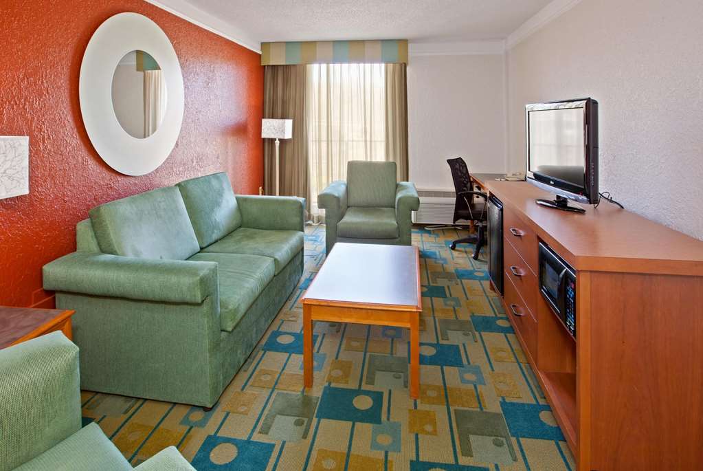 La Quinta Inn & Suites by Wyndham Nashville Airport Opryland - photo 44