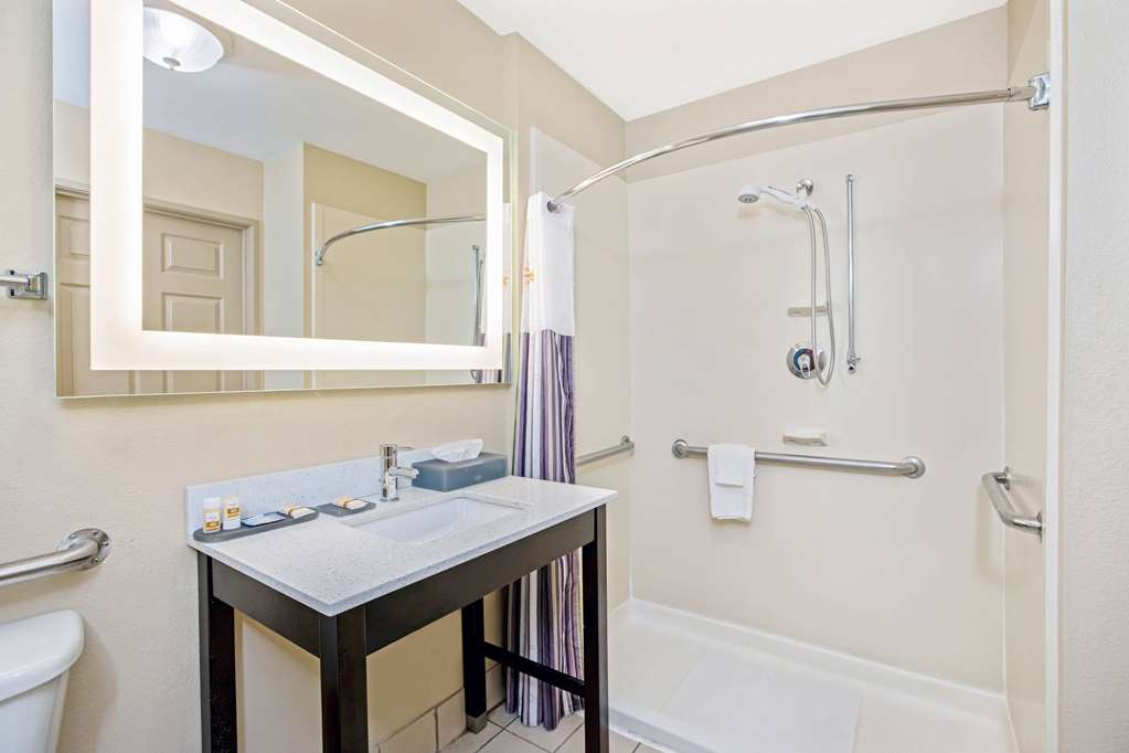 La Quinta Inn & Suites by Wyndham Corpus Christi Northwest - photo 17