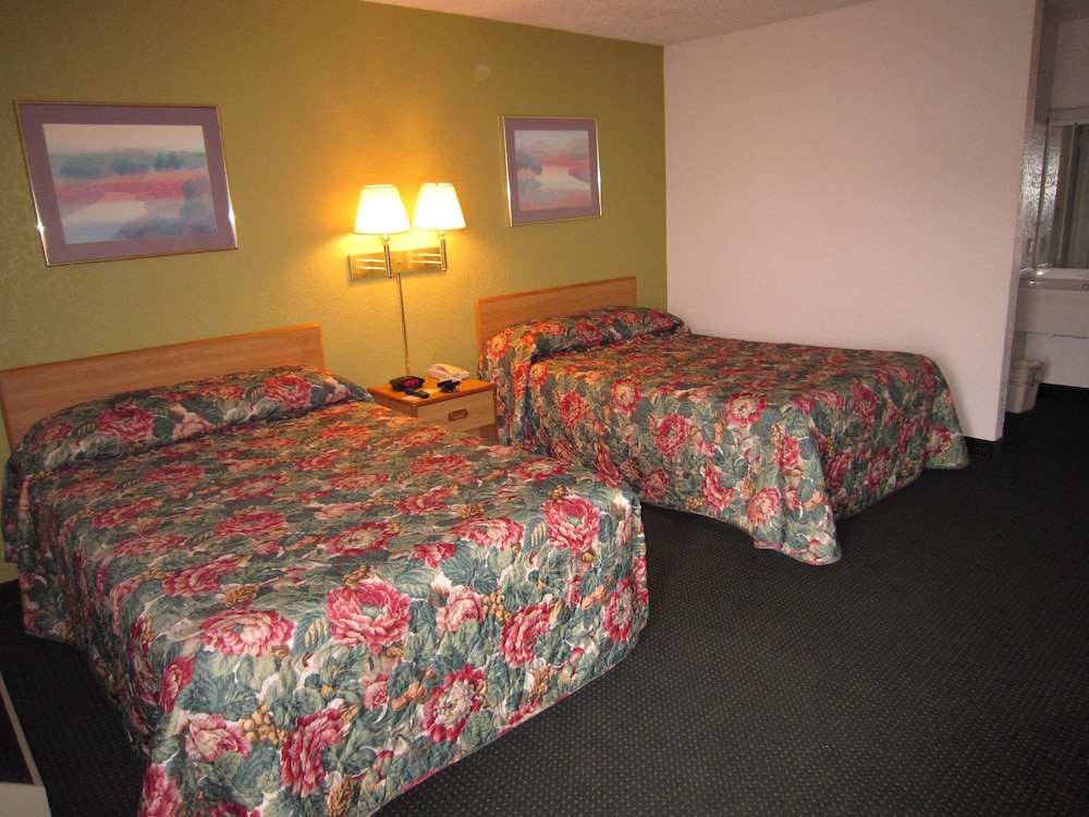 Topeka Plaza Inn - photo 7