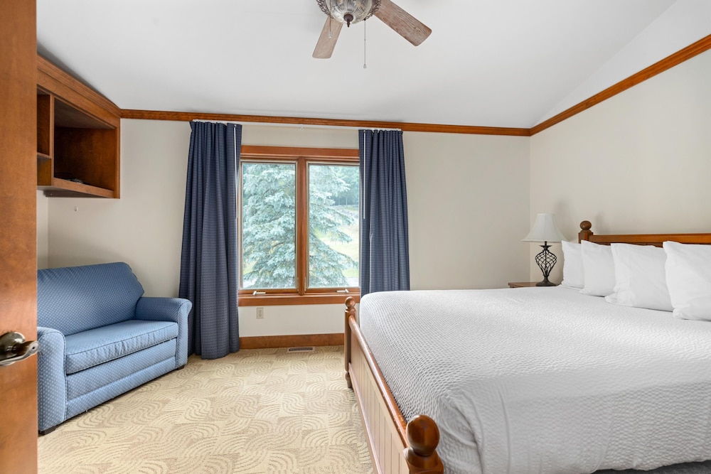 Sun Castle Resort — Glens Falls — photo 4