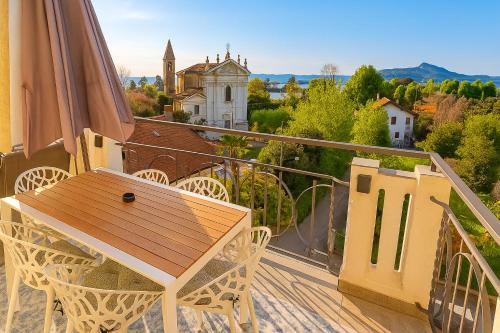 Casa Carlotta Lake View Apartments — 4-Star Luxury Hotel in Lesa, Italy