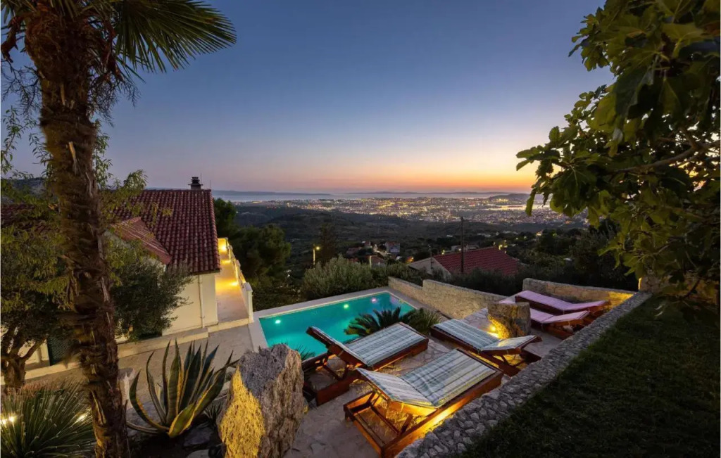 Four Bedroom Holiday Home In Klis — 5-Star Luxury Hotel in Klis, Croatia