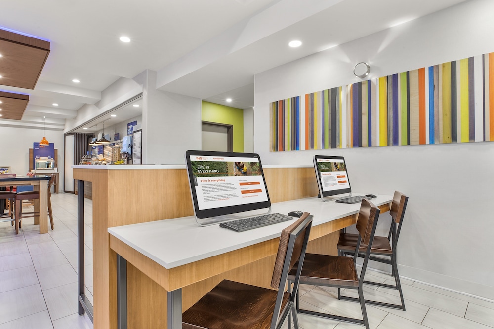 Holiday Inn Express & Suites Tacoma by IHG - photo 16