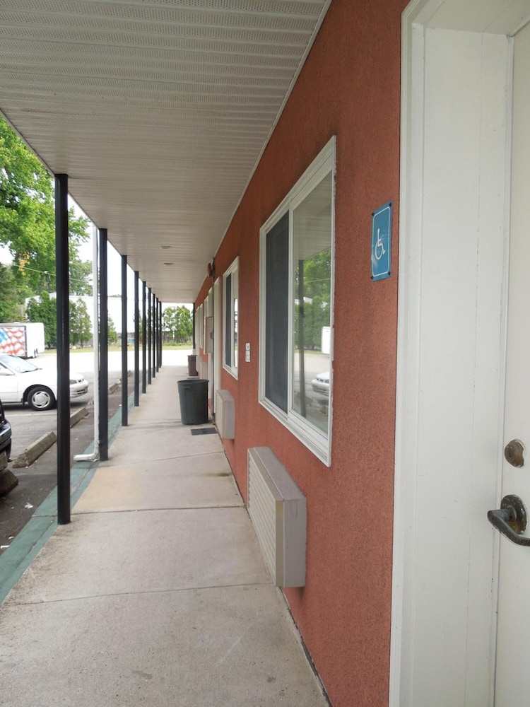 Lee's Motel - photo 26