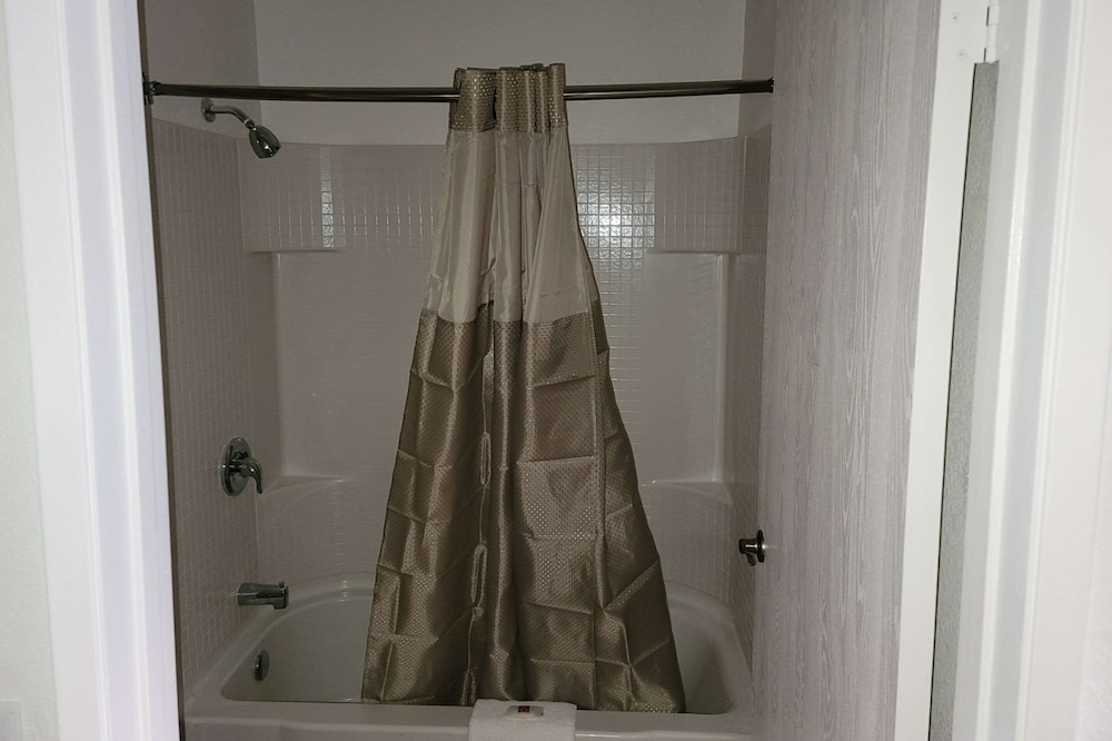 Rodeway Inn & Suites Thousand Palms Rancho Mirage - photo 52