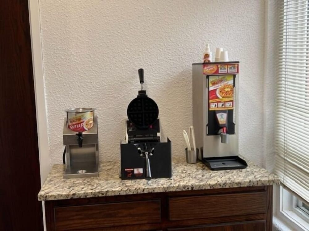 Econo Lodge Wisconsin Rapids - photo 17