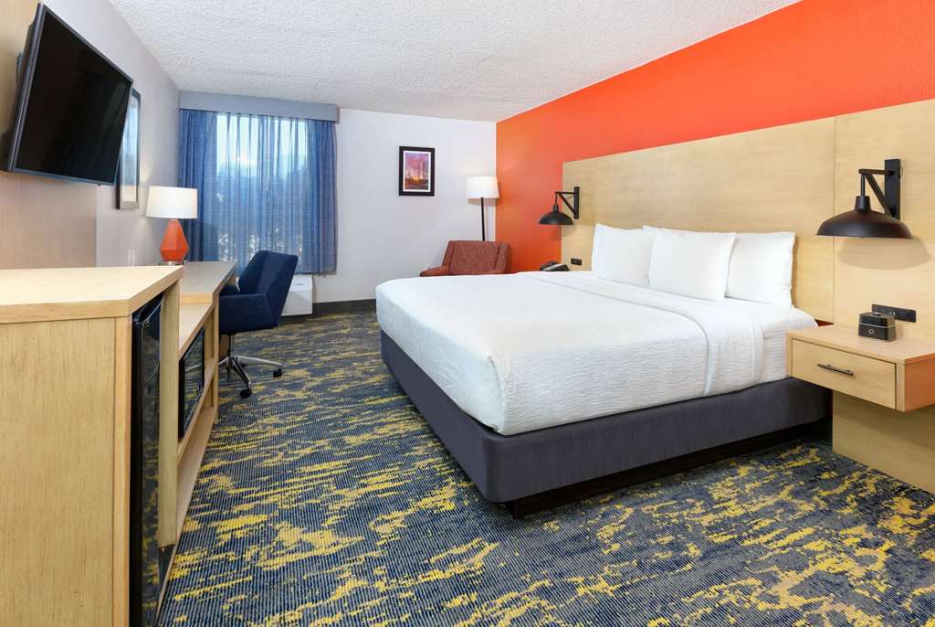 La Quinta Inn & Suites by Wyndham Dallas Las Colinas - photo 7