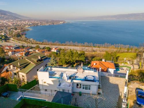 White Rose Villa Jakuzili Ve Isıtma Havuzlu — 4-Star Luxury Hotel in Sapanca, Turkey