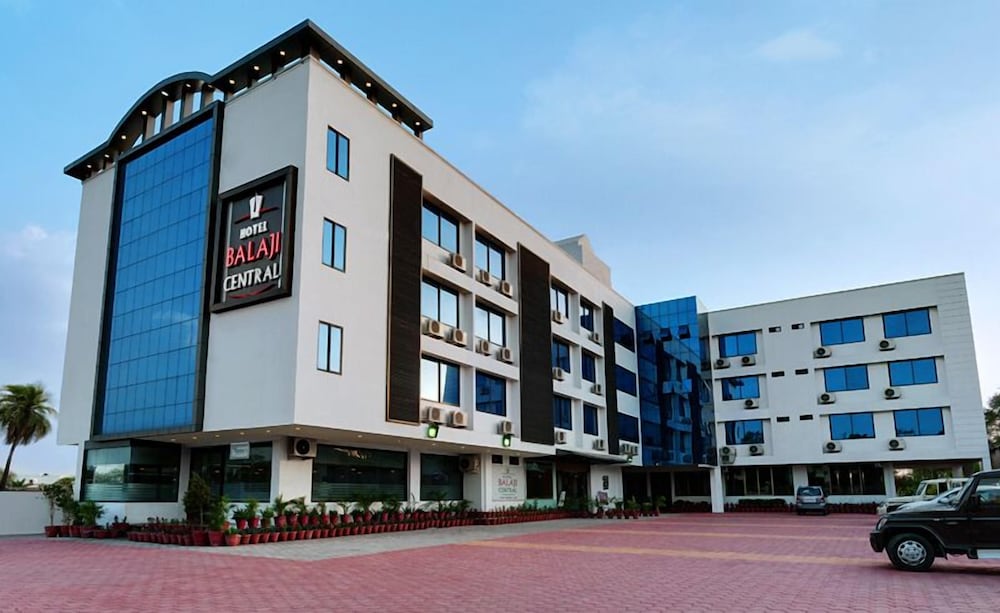 Capital O 5970 Hotel Balaji Central — hotel in Ratlam