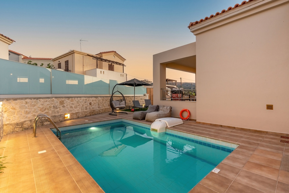 Family Villa Ismini with Private Pool & Stunning Views near Rethymno and the Beach — 4-Star Luxury Hotel in Agios Dimitrios, Greece