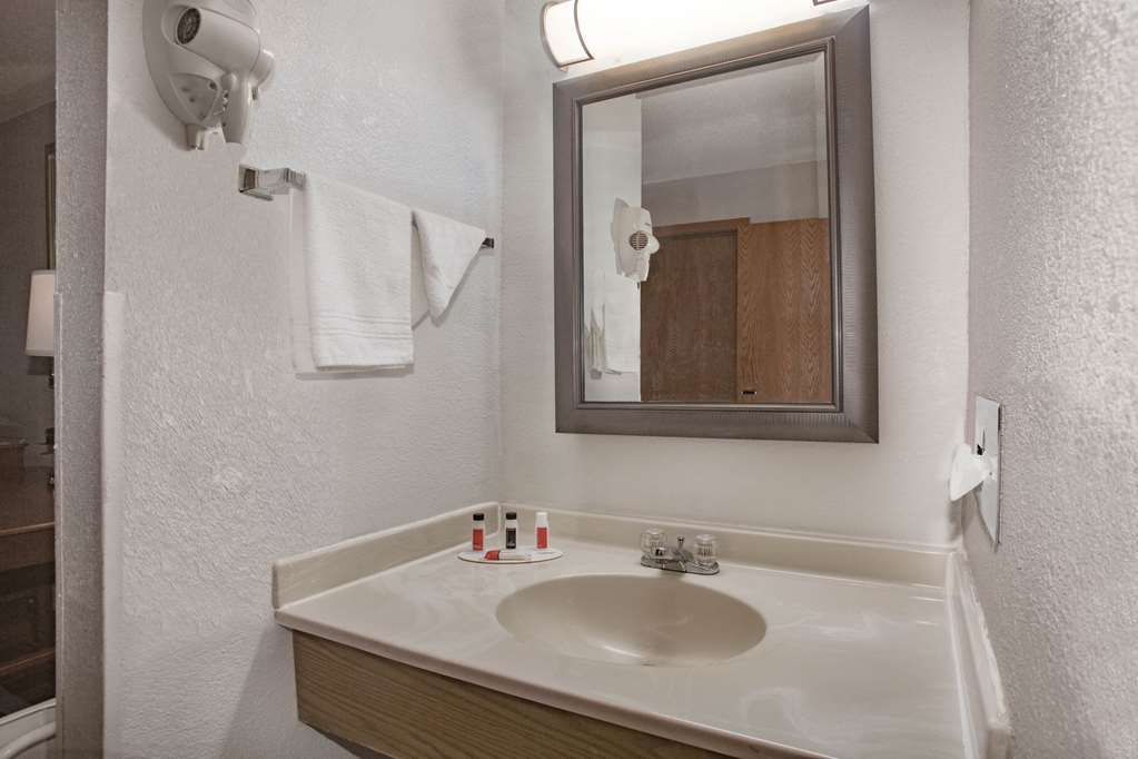 Super 8 by Wyndham Fort Madison - photo 20