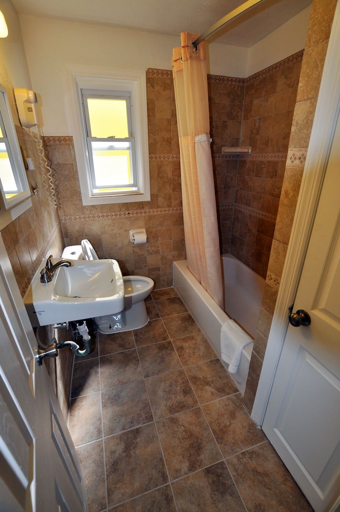 Nantucket Inn & Suites - photo 19