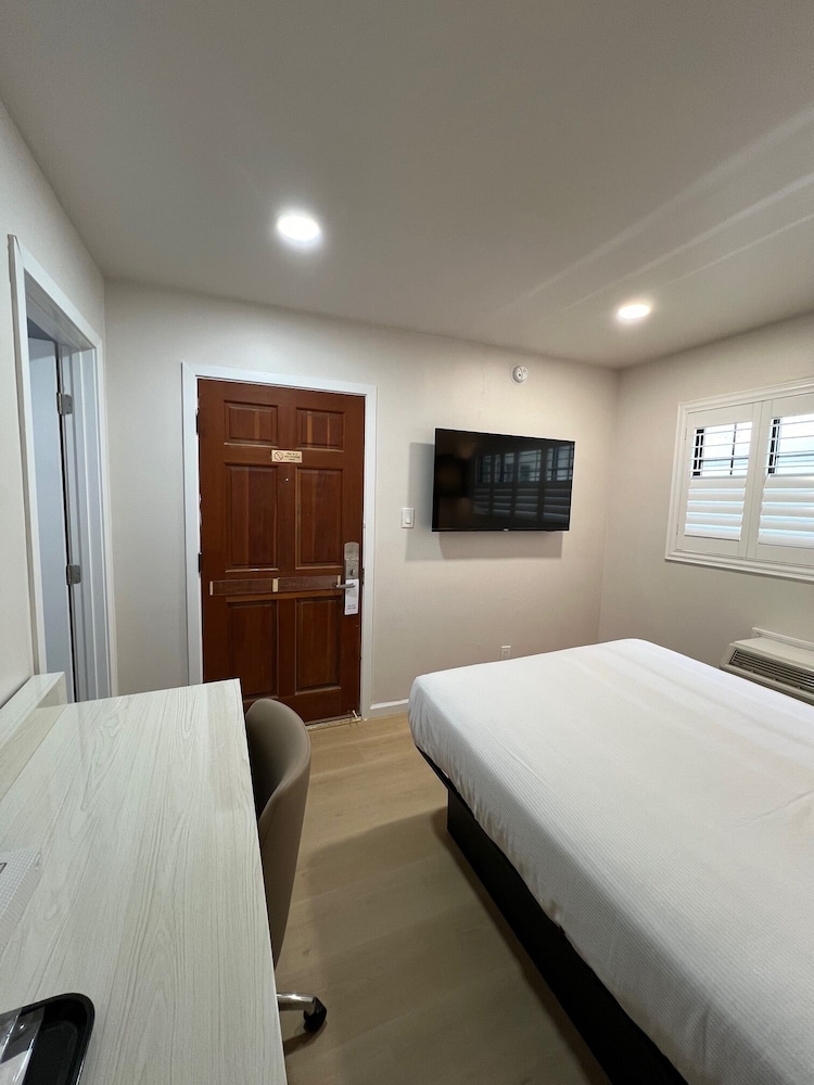 Nob Hill Motor Inn - photo 13