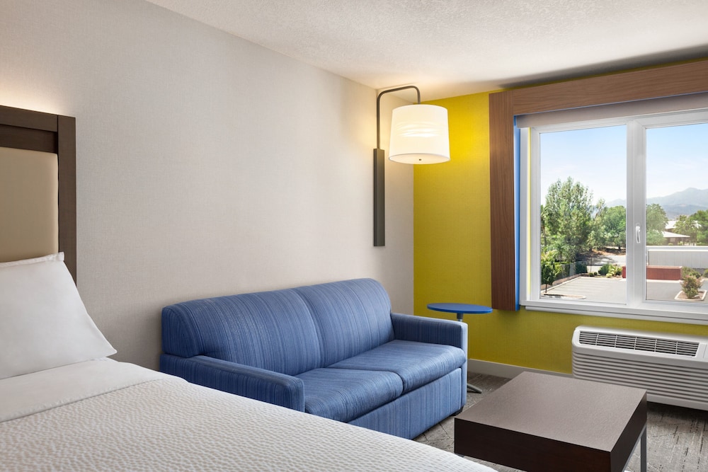 Holiday Inn Express & Suites Redding by IHG - photo 8