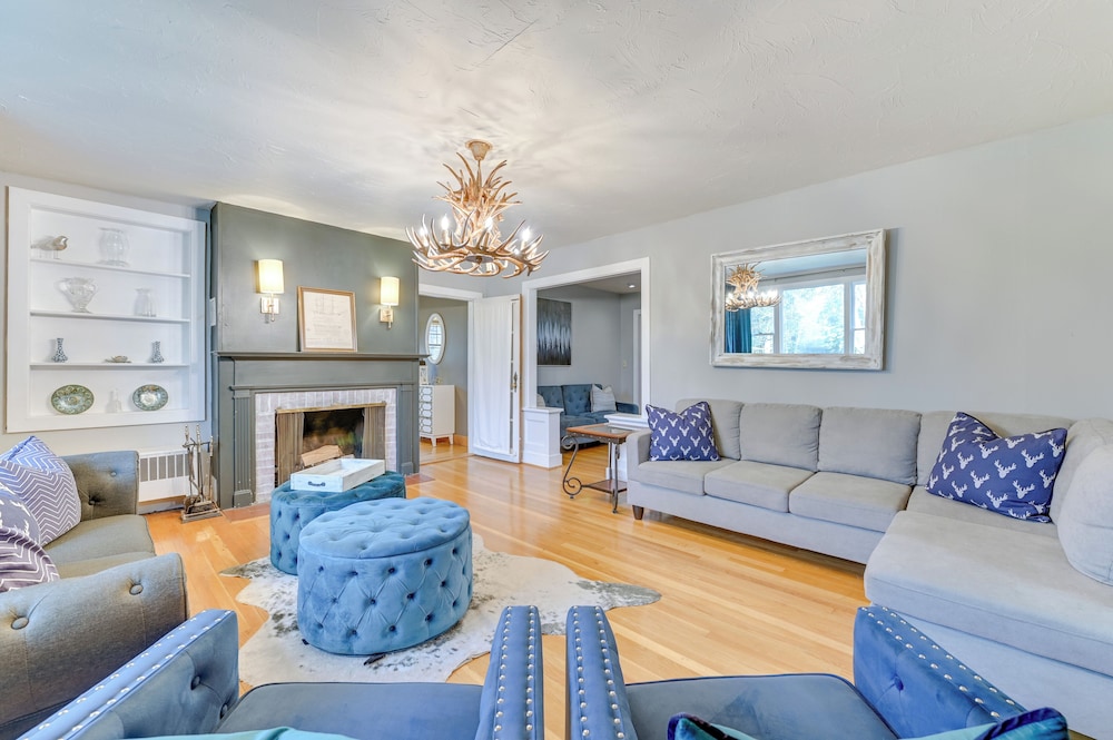 Slope Views Luxe Windham Retreat with Hot Tub — hotel in Windham