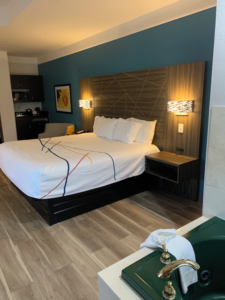 La Quinta Inn & Suites by Wyndham OKC North Quail Springs - photo 18
