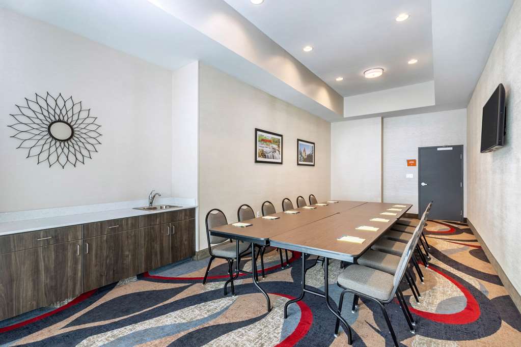 La Quinta Inn & Suites by Wyndham Bloomington - photo 28