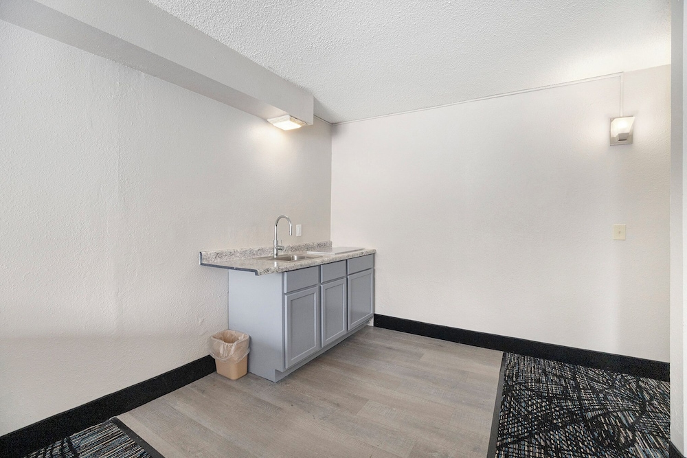 Days Inn & Suites by Wyndham Muskegon - photo 14