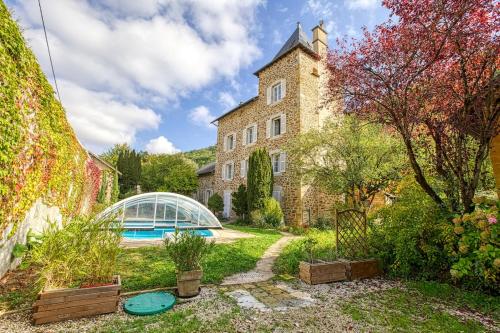 Moulin piscine des Attizals bord rivière in Rodez, France