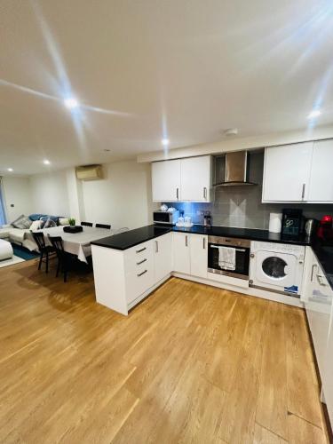 Zone 1 Modern 2 Bed 2 Bath Apt with outdoor space Hyde park — 4-Star Luxury Hotel in London, United Kingdom